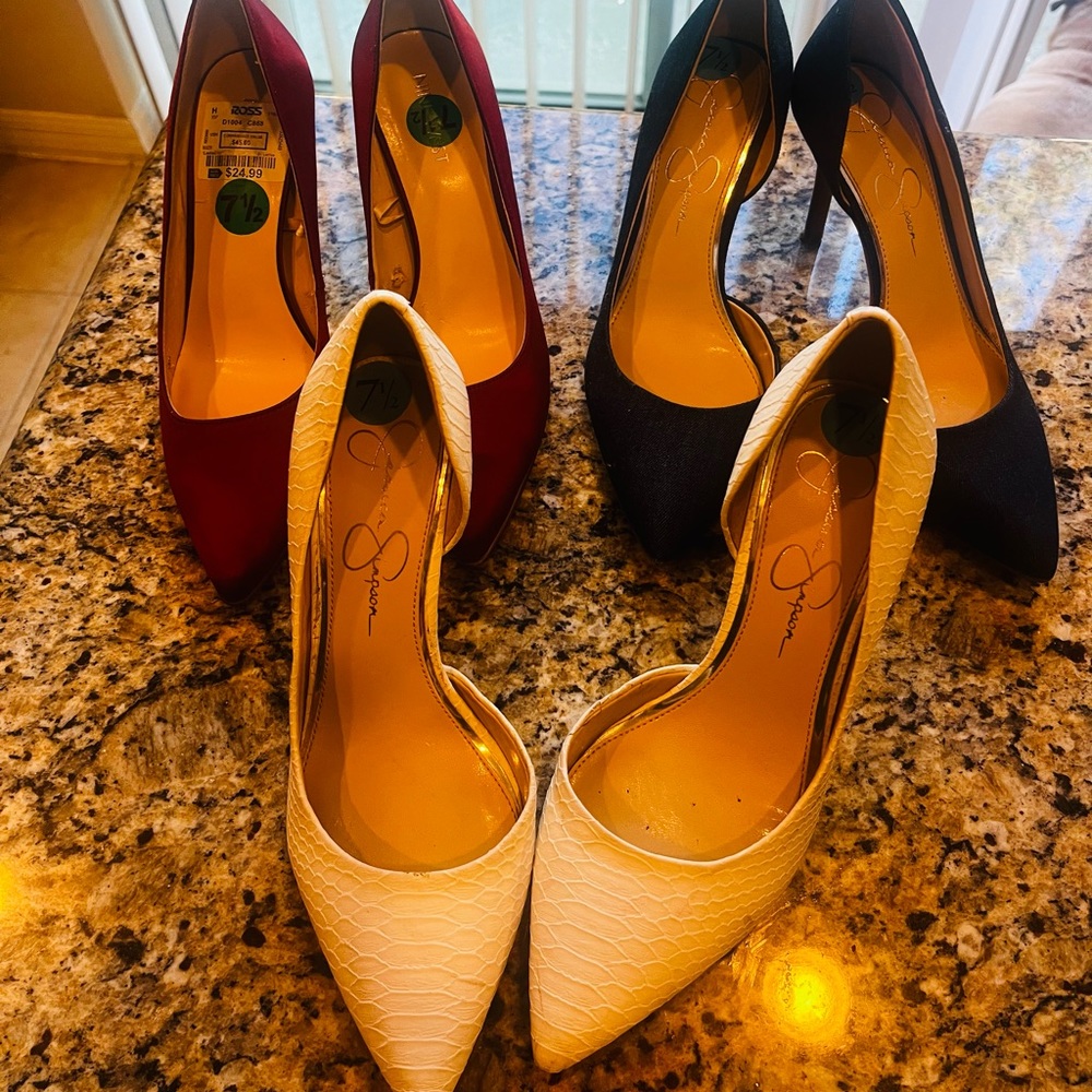 Bundle of heel shoes
